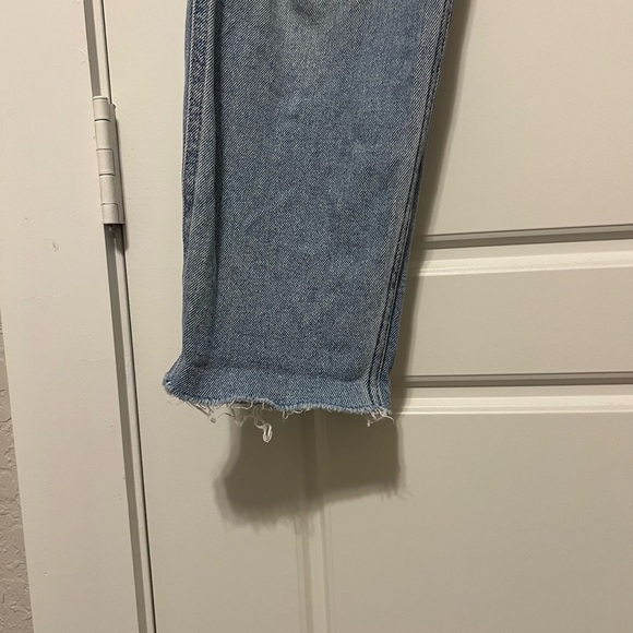 Hollister Ultra High-Rise Mom Jean - Picture 6 of 8